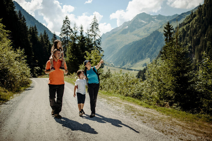 Gemeinsame Wanderung im Familienurlaub